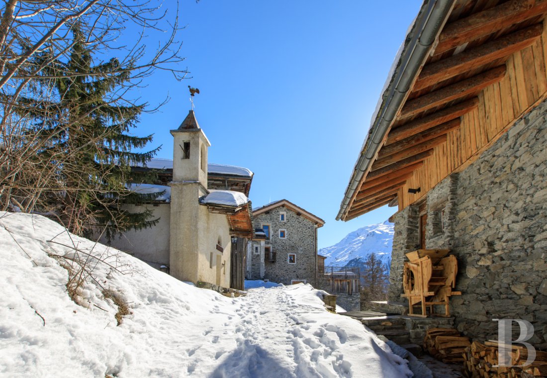 En Savoie, dans un hameau de la vallée de la Tarentaise, un grand chalet traditionnel rénové avec soin - photo  n°54